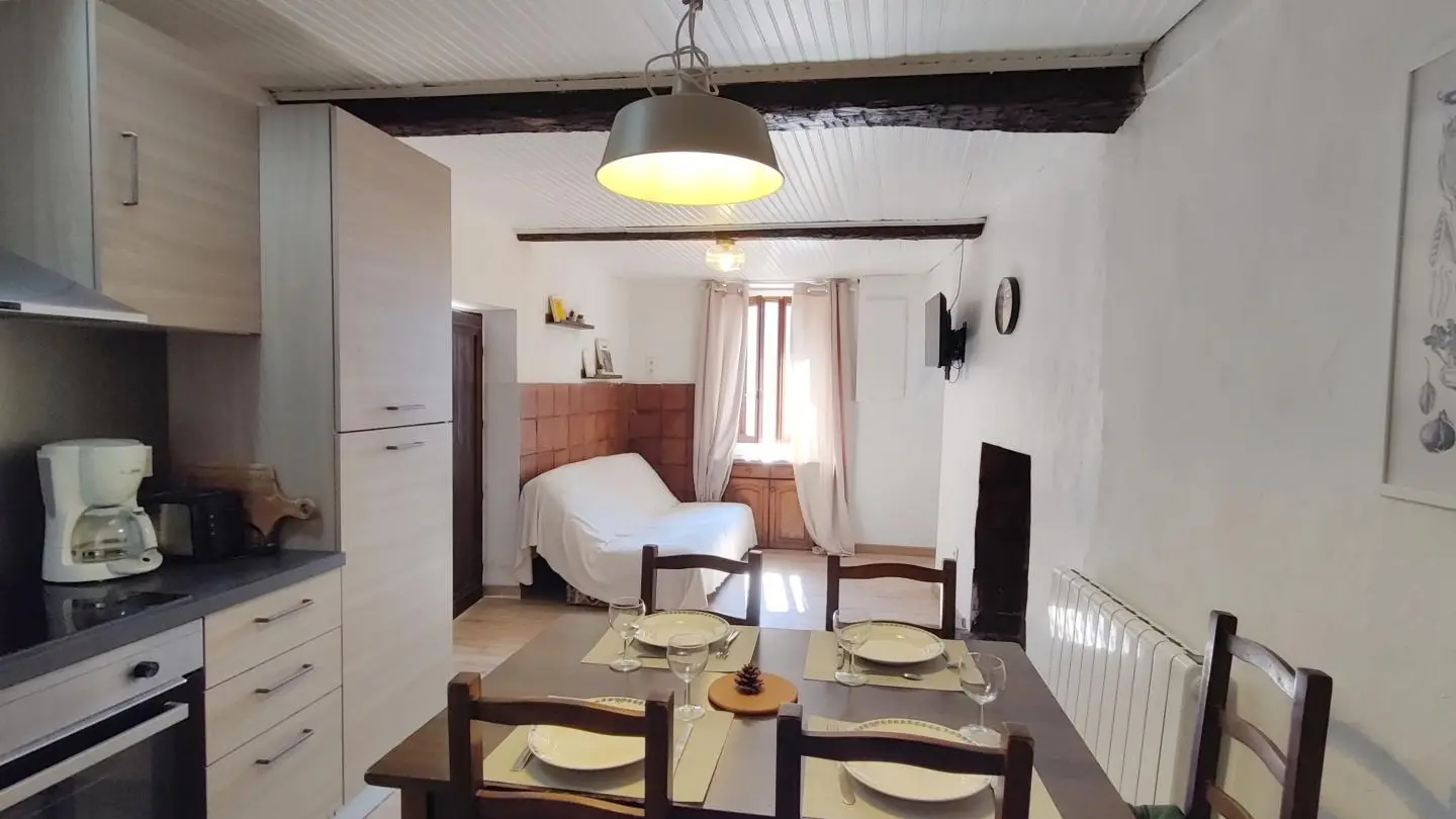 Pièce principale - espace repas/cuisine - Le Four 2 d'llonse - Gîtes de France Alpes-Maritimes
