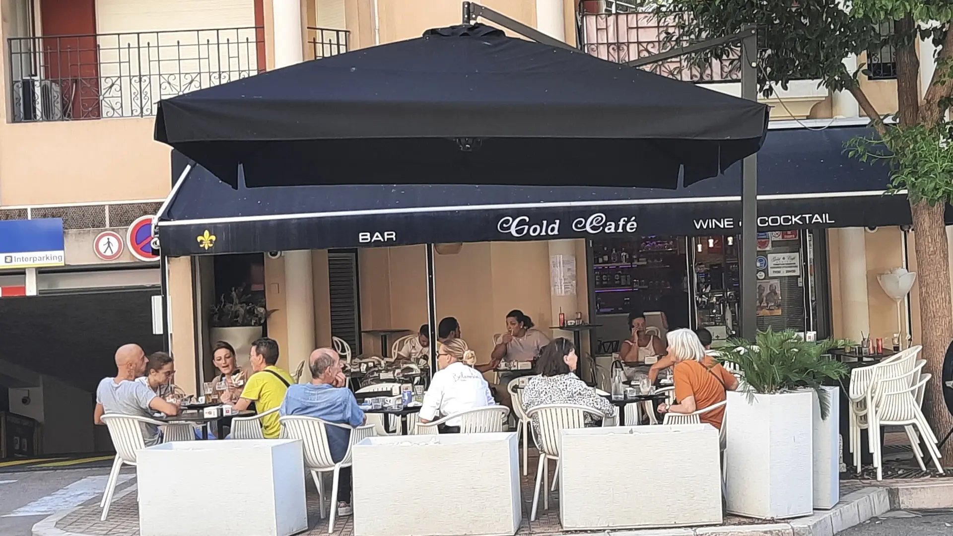 Petite terrasse devant le Gold Café