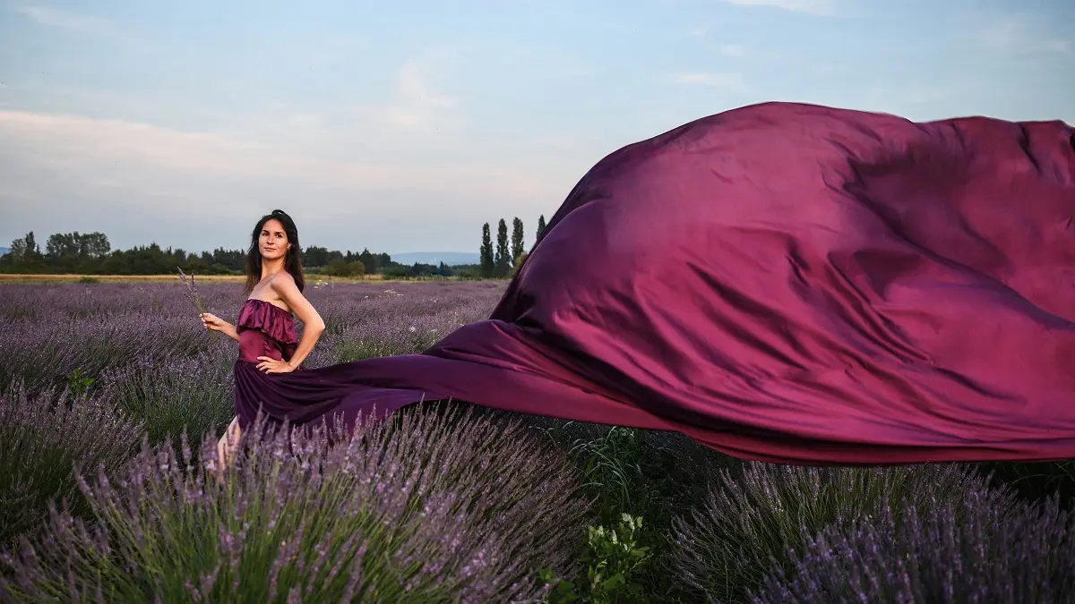 Robe violette et champ de lavandes