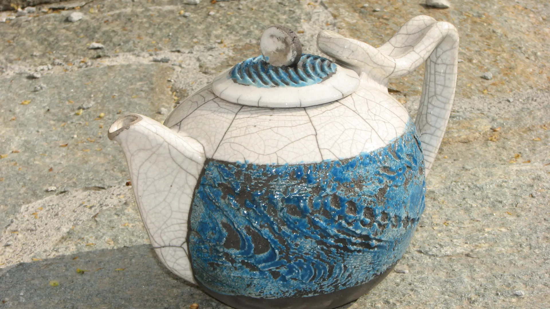 théièe sgraffitée bleue ~3/4litre