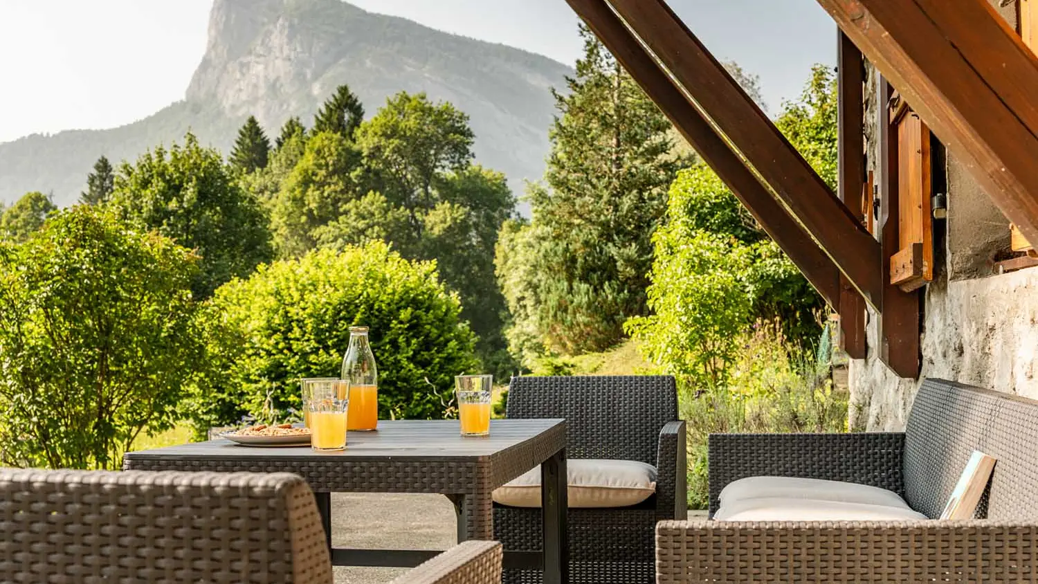 Terrasse face à Roche Veyrand
