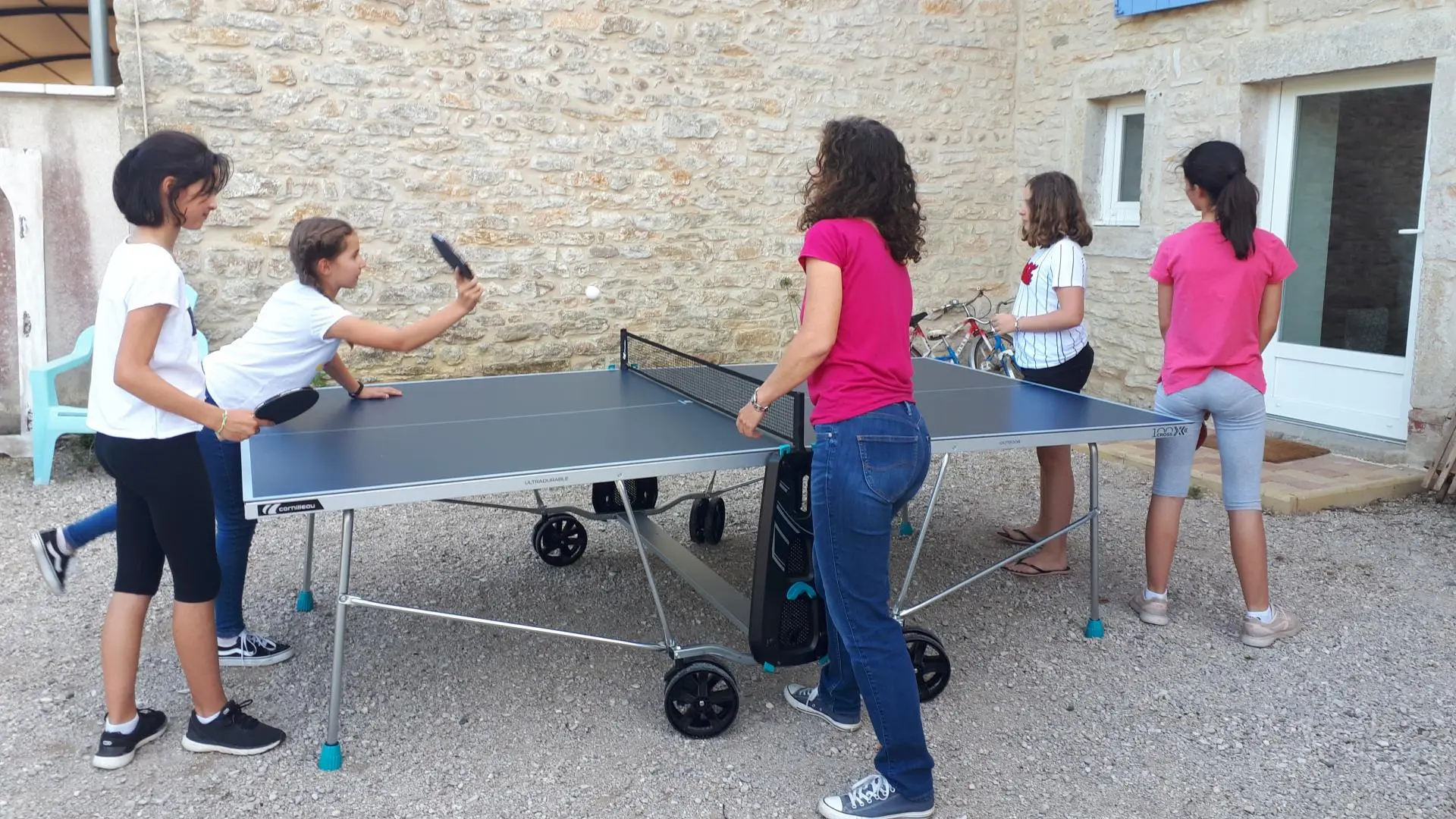ping pong pour les jeunes, ou fléchettes, pendant que les grands trinquent autour d'anecdotes, c'est agréable