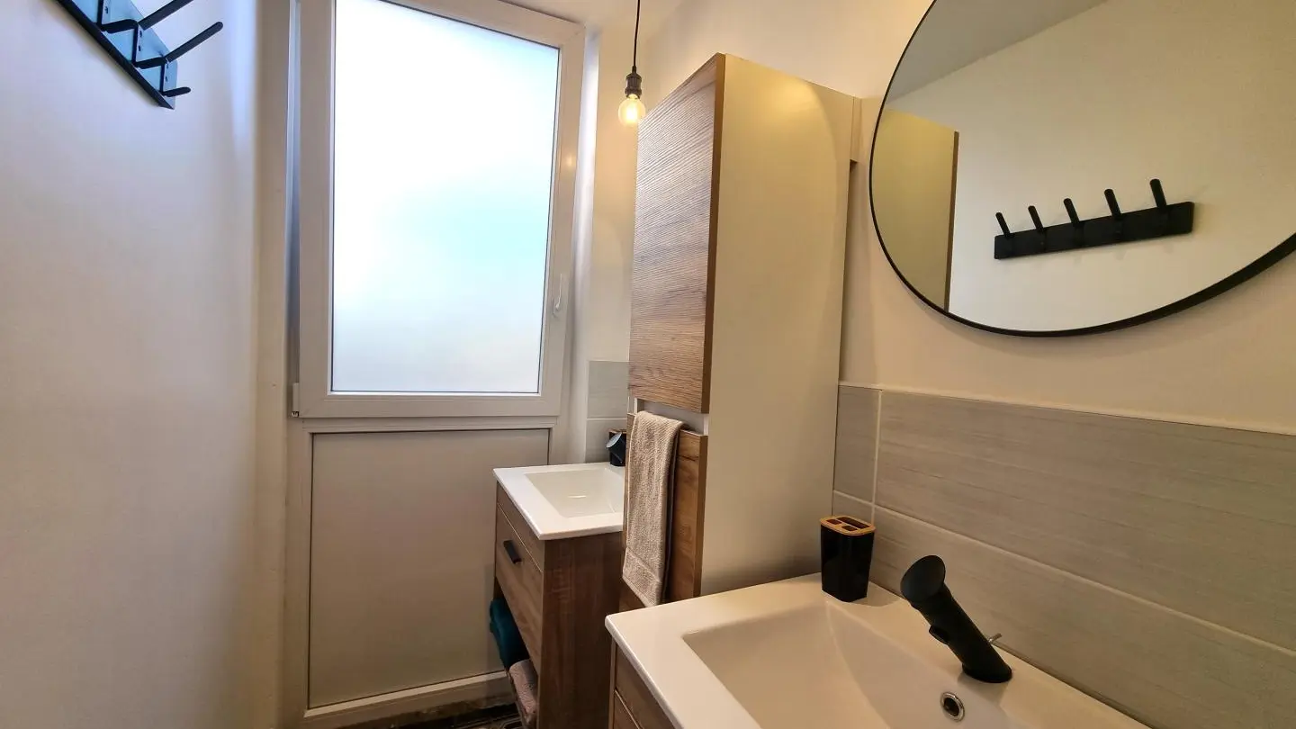 Salle d'eau : deux vasques & douche.