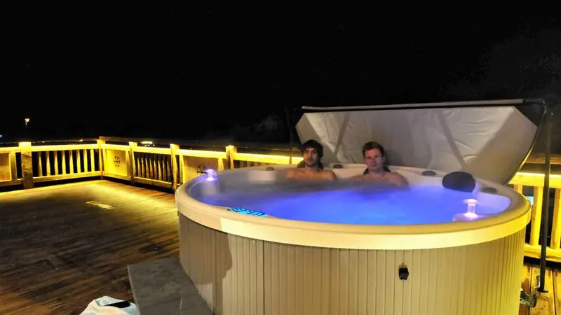 Bains à remous sur la terrasse