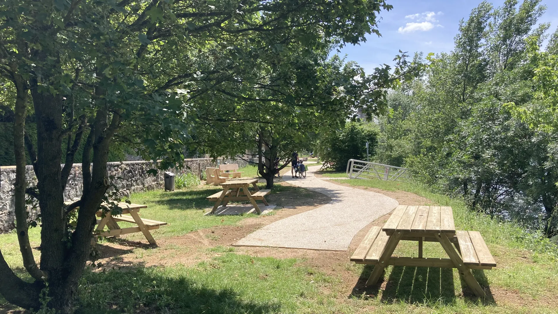 Aire de pique nique à Andancette au bord de la Viarhôna