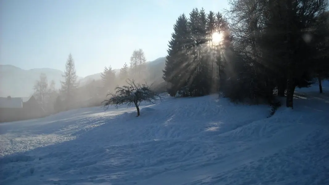 La piste Bleue dite de Labérieu à quelques mètres du gîte, skis aux pieds direction la télécabine du village et accès direct aux 260km de pistes du Grand Massif