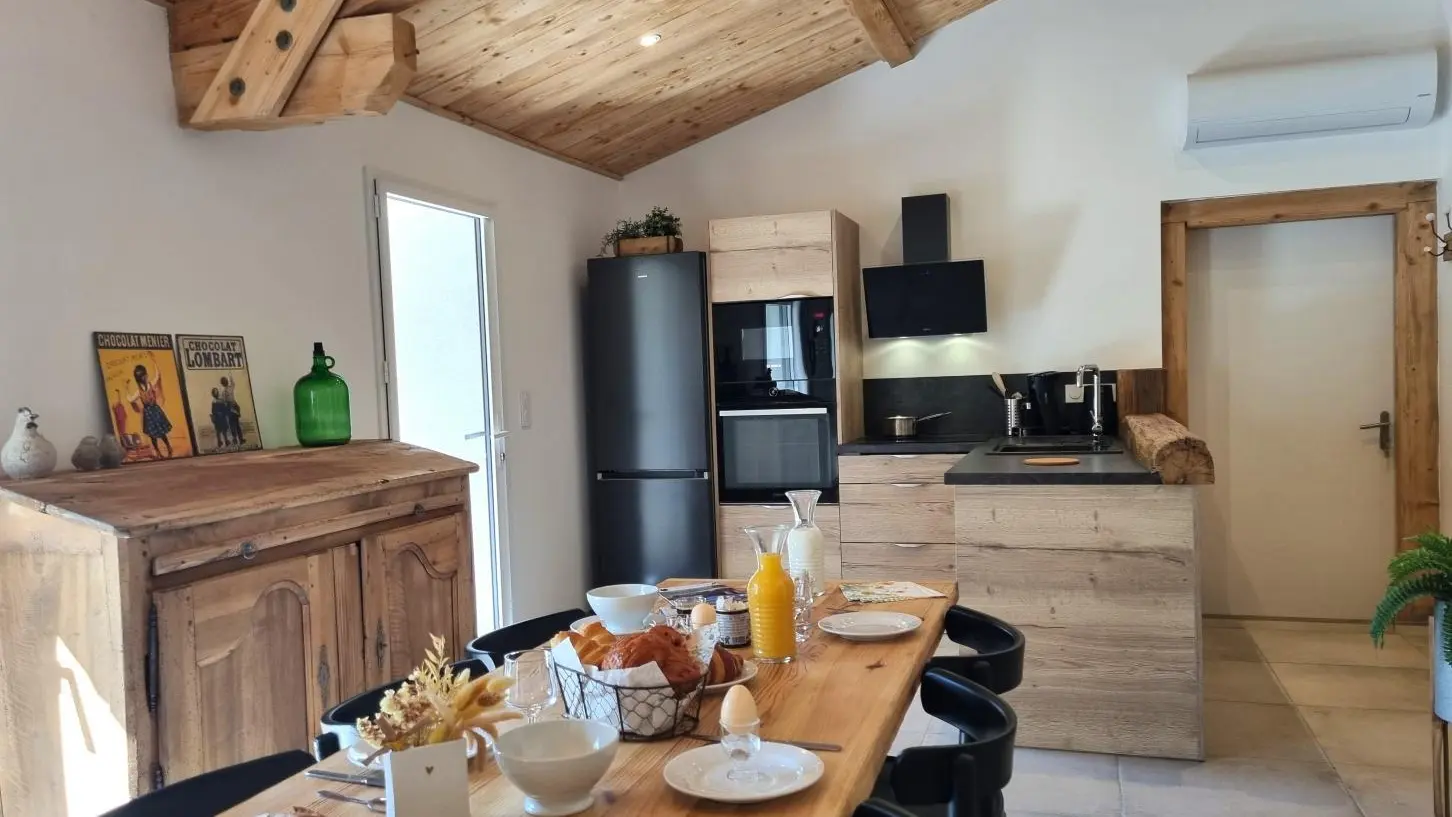 Séjour avec cuisine ouverte sur la salle à manger et le salon.