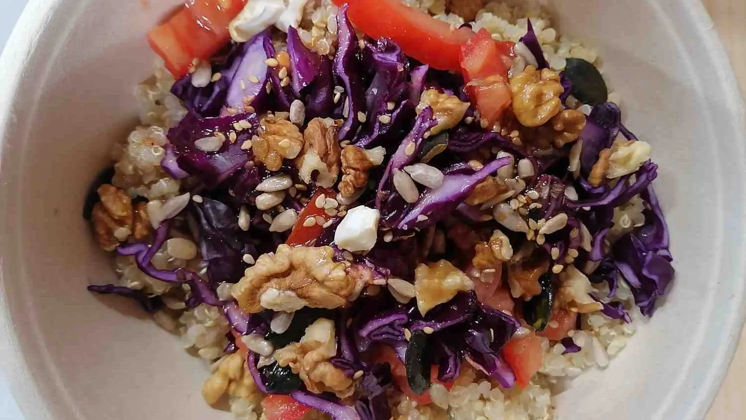 salade composée, chou, tomates, noix