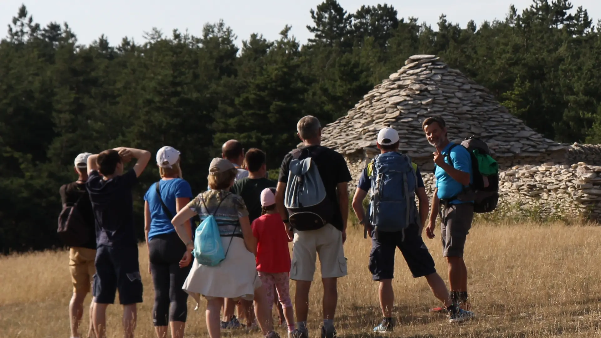 Jean Bernard devant cabanon