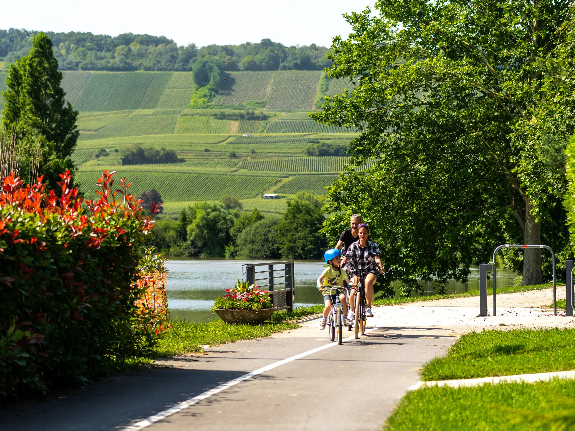 Famille à vélo sur la V52
