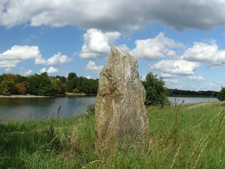 Menhir de Villaumur Pocé-les-Bois 2