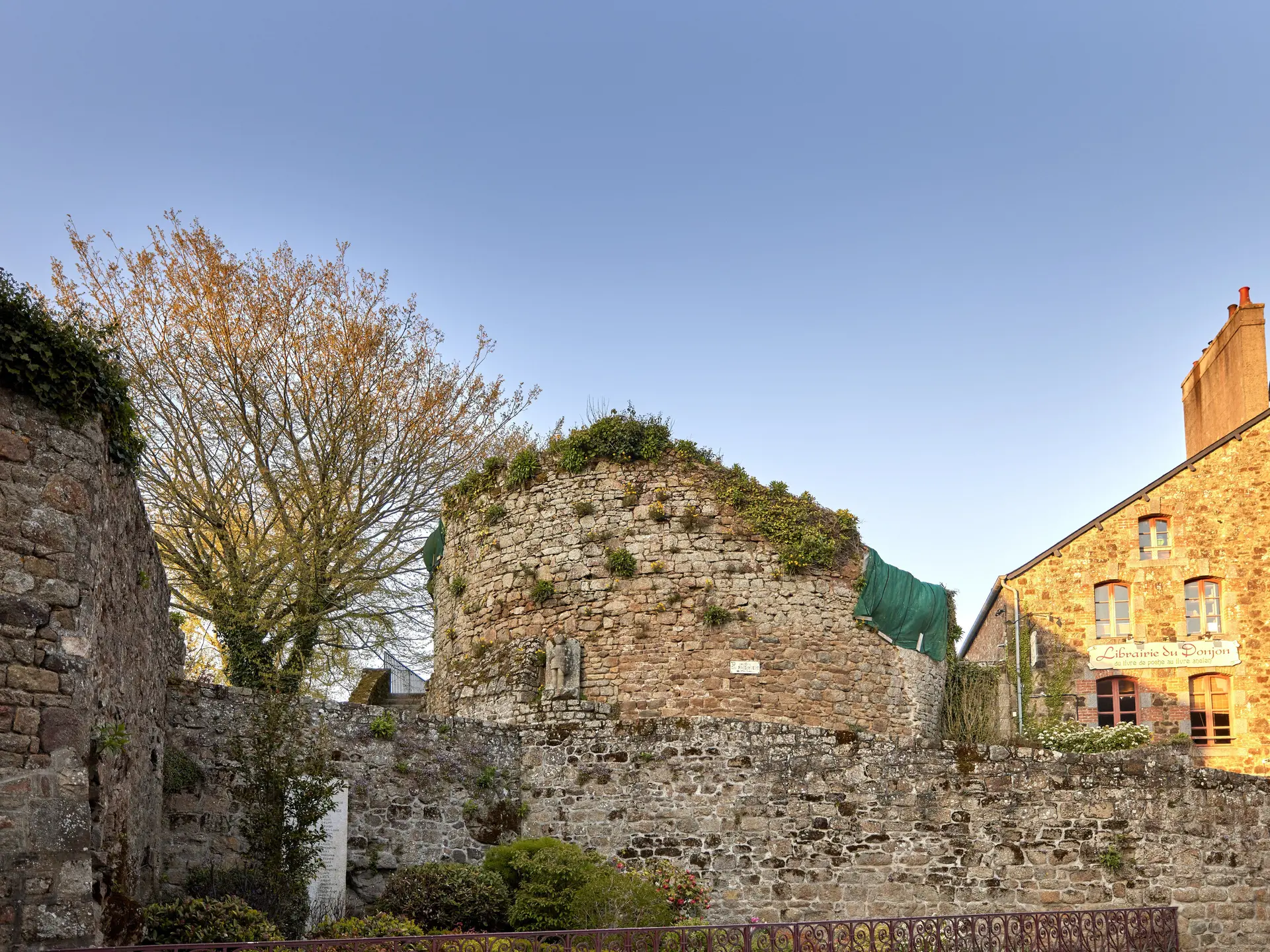 Vestige d'une tour Becherel Alexandre Lamoureux validite2031