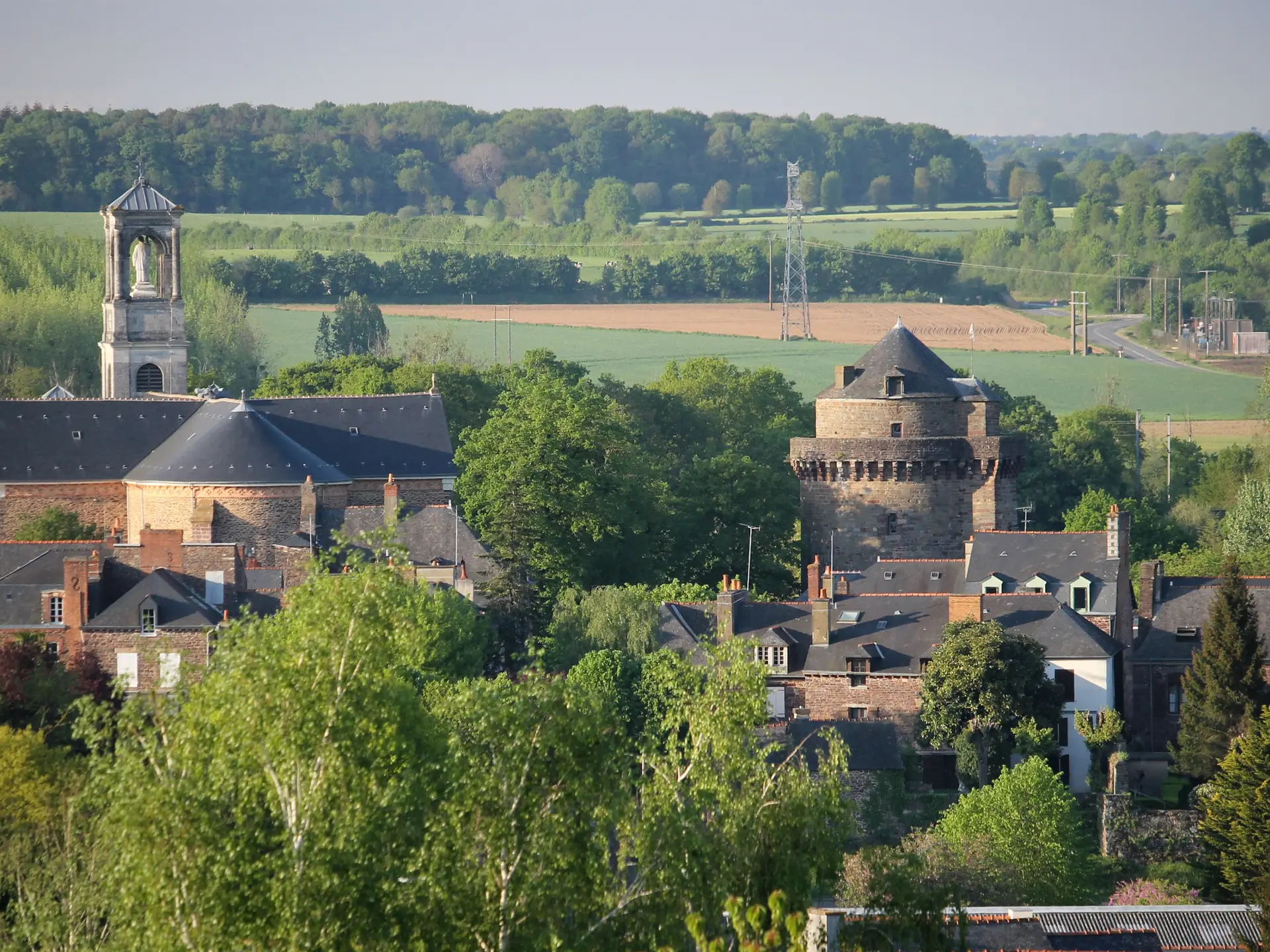 Vue panoramique sur la tour de Papegault et l'Eglise St Louis Marie Grignion - Montfort - ©Office de Tourisme