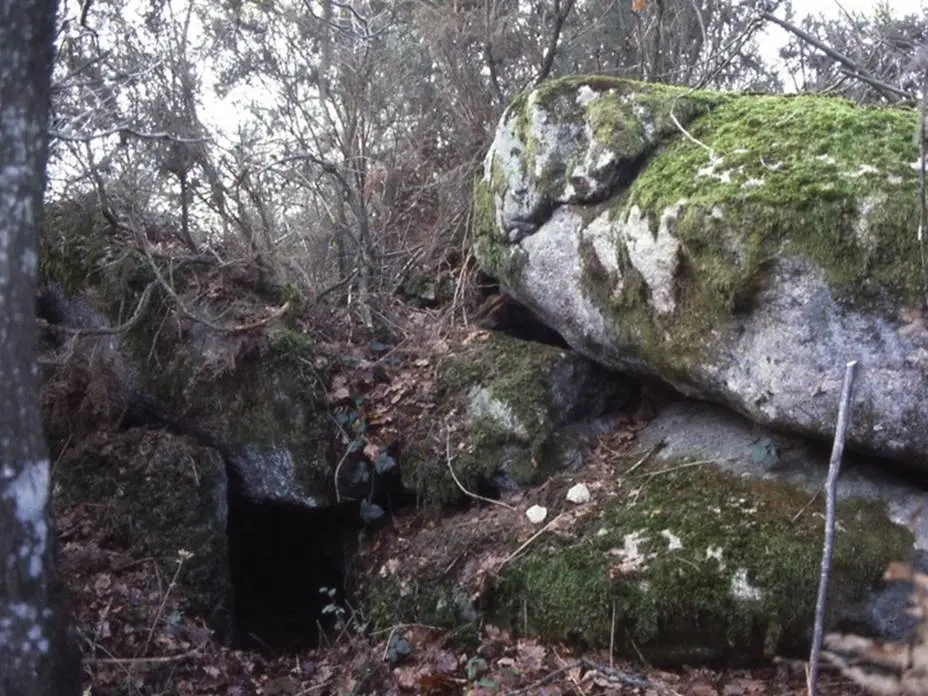 Sépulture sous roche du Men Guen Lanvaux morbihan bretagne-sud