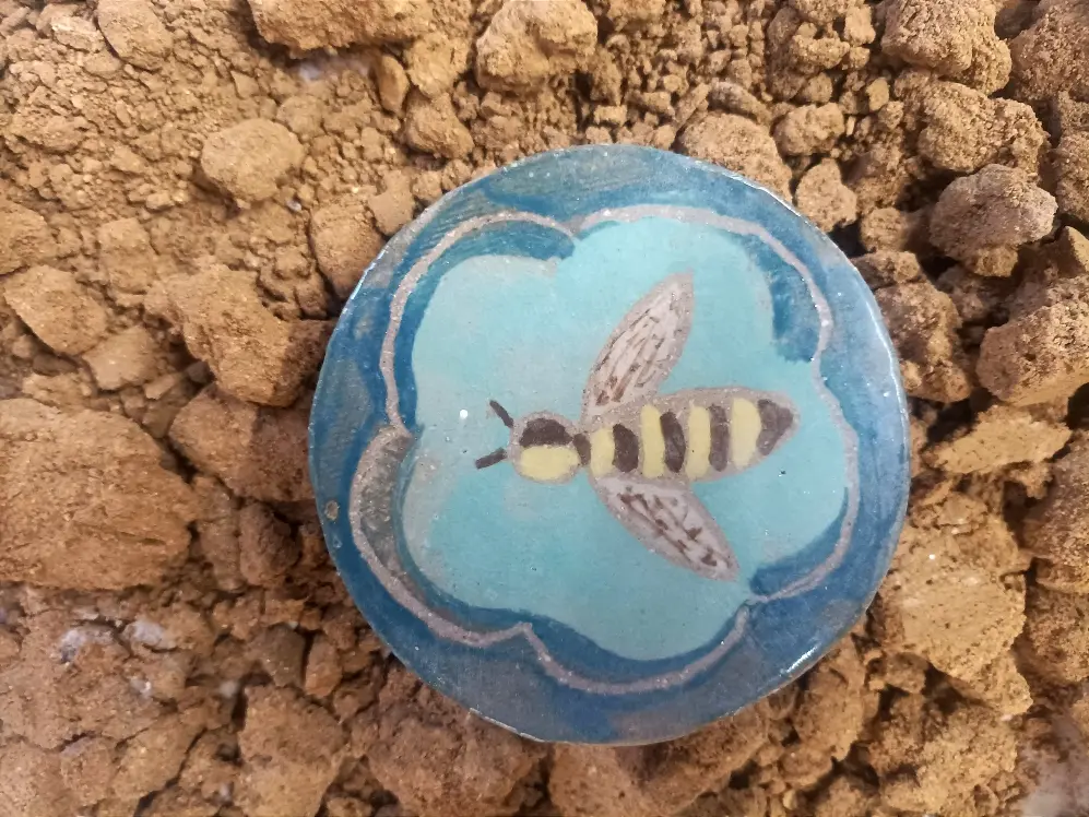 39_Illustration abeille sur céramique_Kristiane Hink