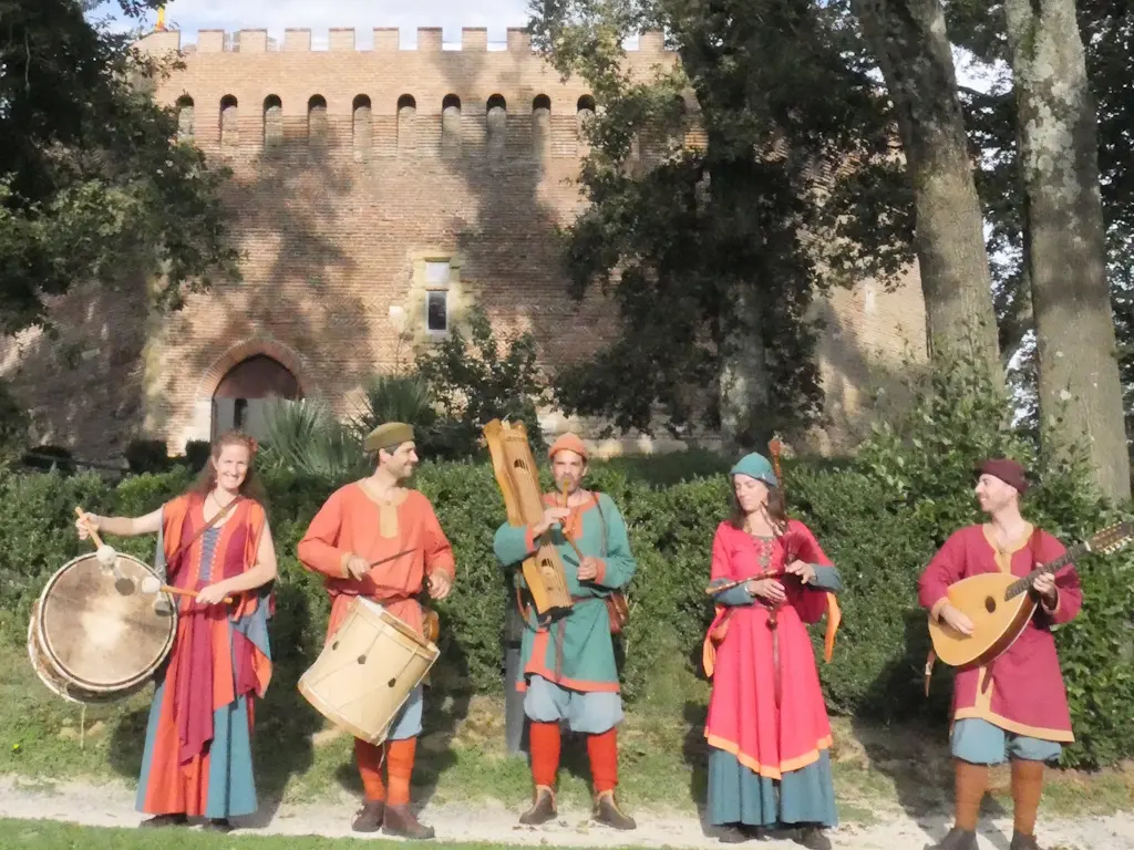 troupe Pescaluna concert médiéval dans la collégiale pour la fete médiévale de Saint Léonard de Noblat