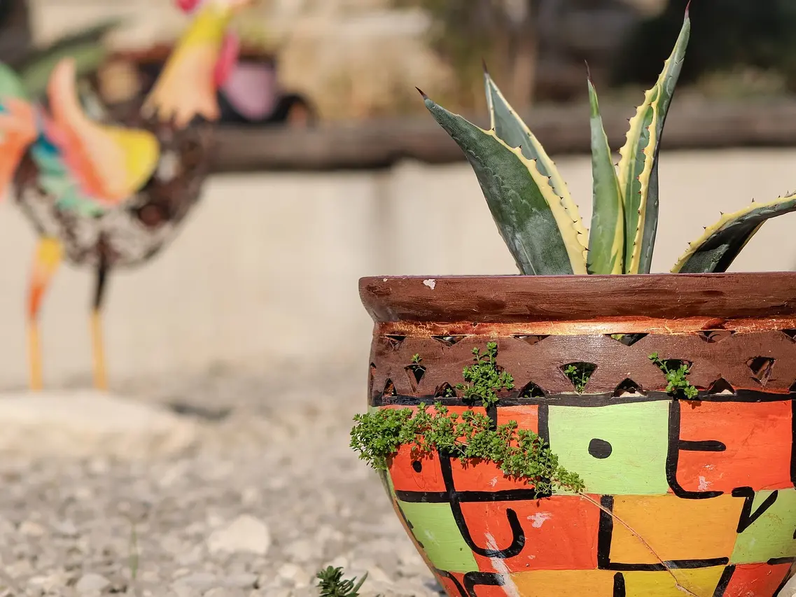 van3ssa-painted-flowerpot