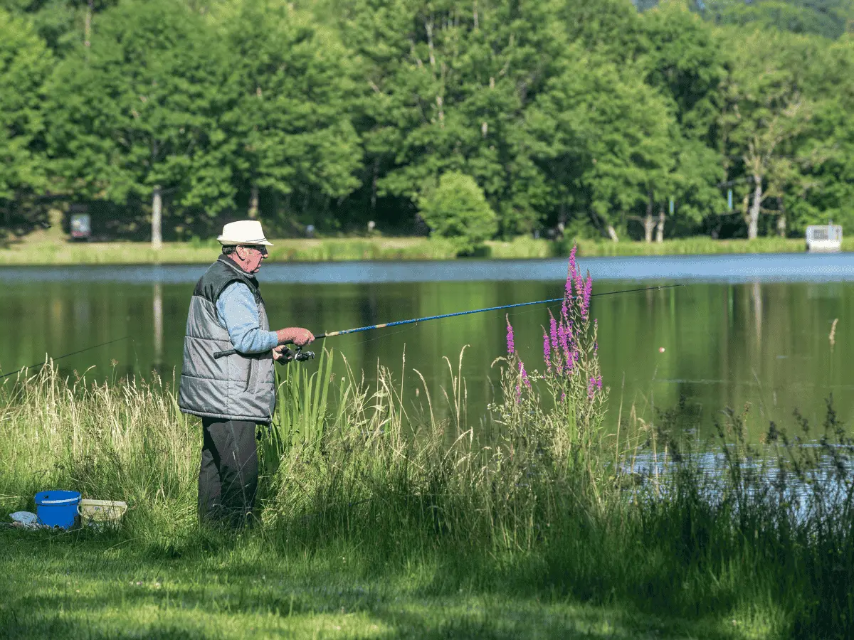 Pêche sur le plan d'eau de l'Espace-Hermeline - Bussière-Galant