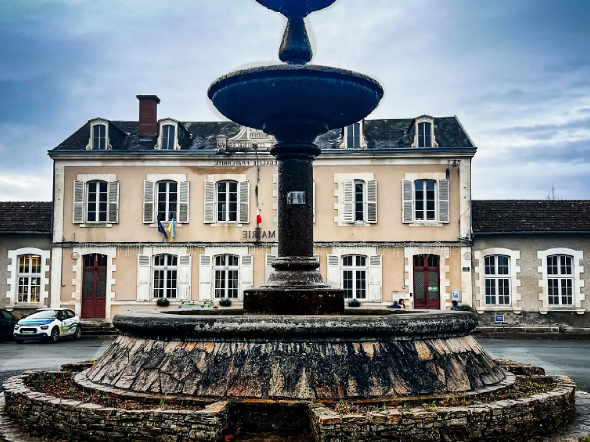 La fontaine Mairie de Coussac Bonneval