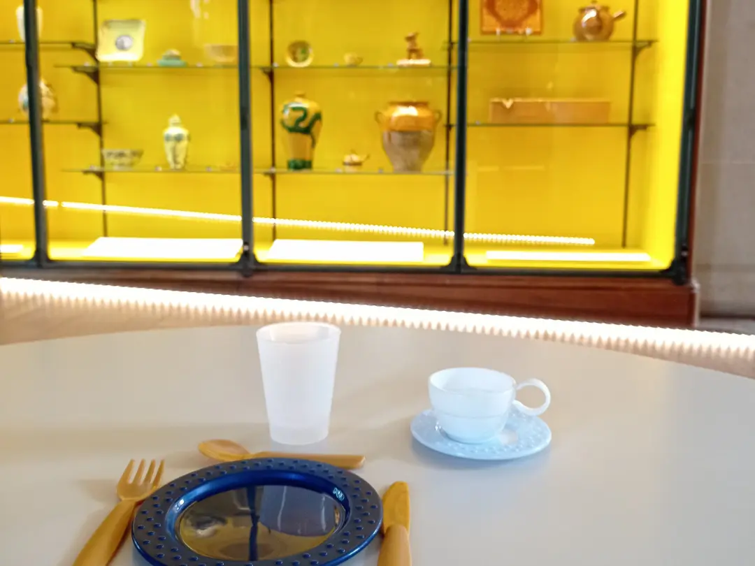 Le chien Porcelaine apprend à mettre la table