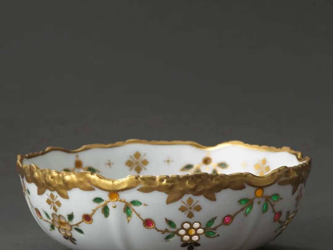La porcelaine de Limoges et ses décors floraux