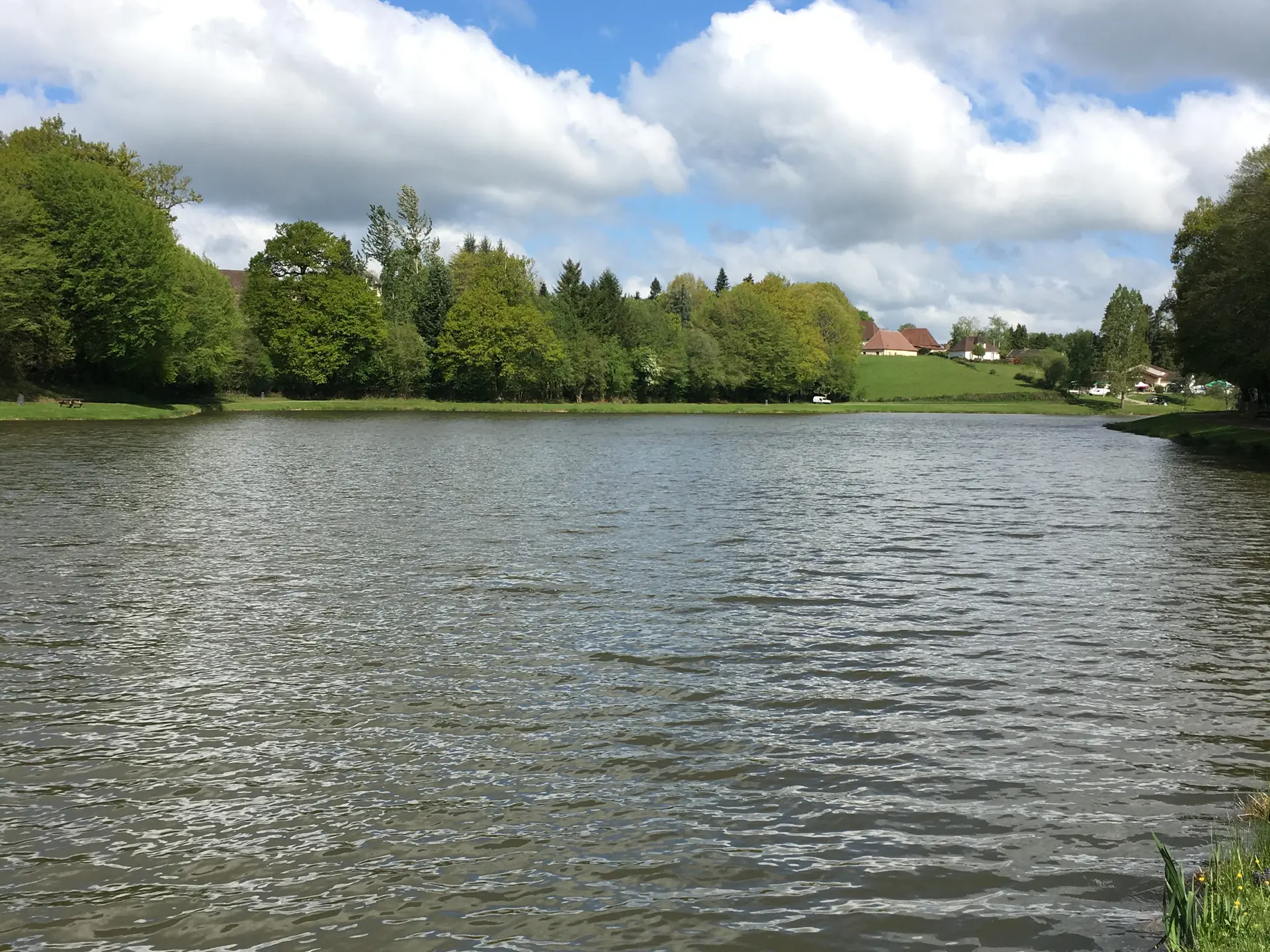 Plan d'eau de St pardoux-Corbier ©L Golfier