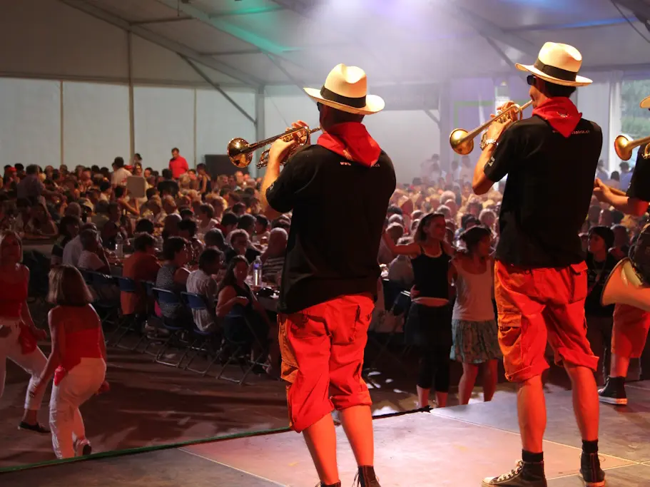 Repas sous chapiteau