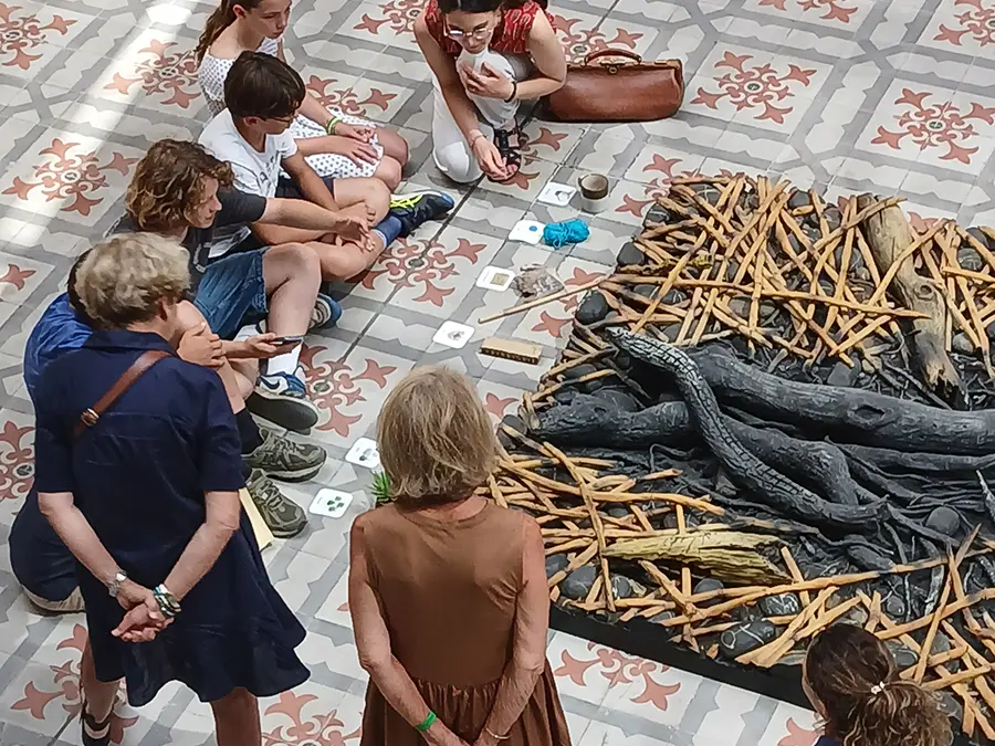 Visite en famille devant l'œuvre de Piero Gilardi, Canne (roseaux), 2001.