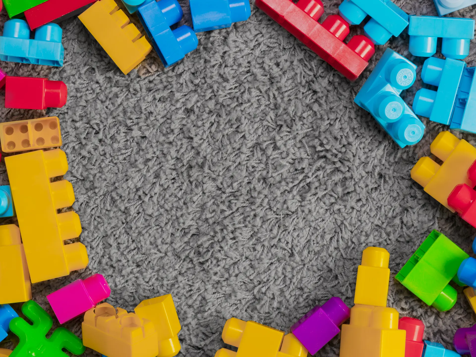 composition-plate-de-jouets-avec-fond