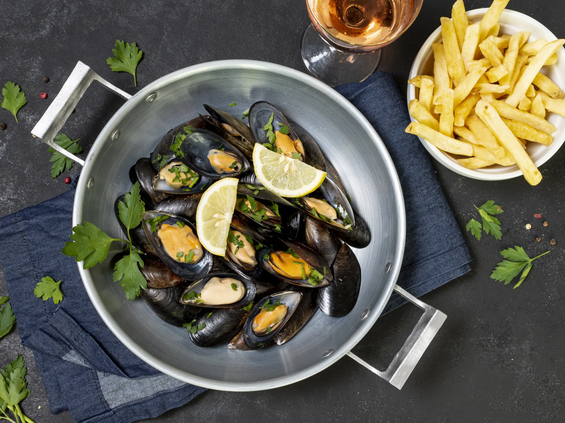 delicieuses-coquilles-de-moules-avec-frites (1)