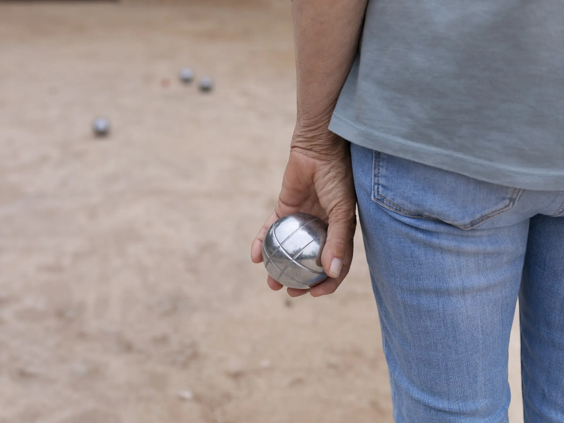 elderly-friends-playing-petanque