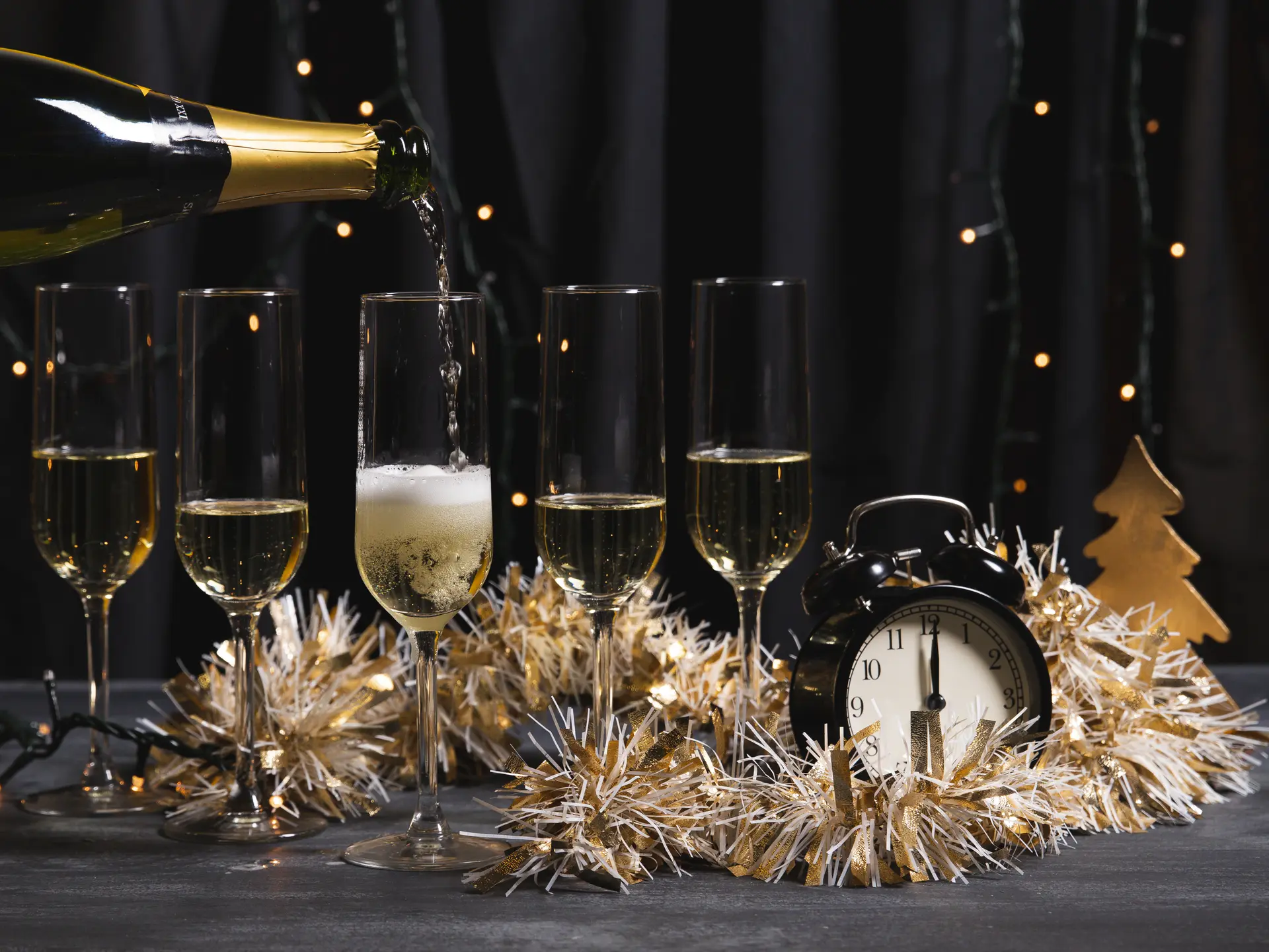 fete-de-bienvenue-decorative-avec-champagne