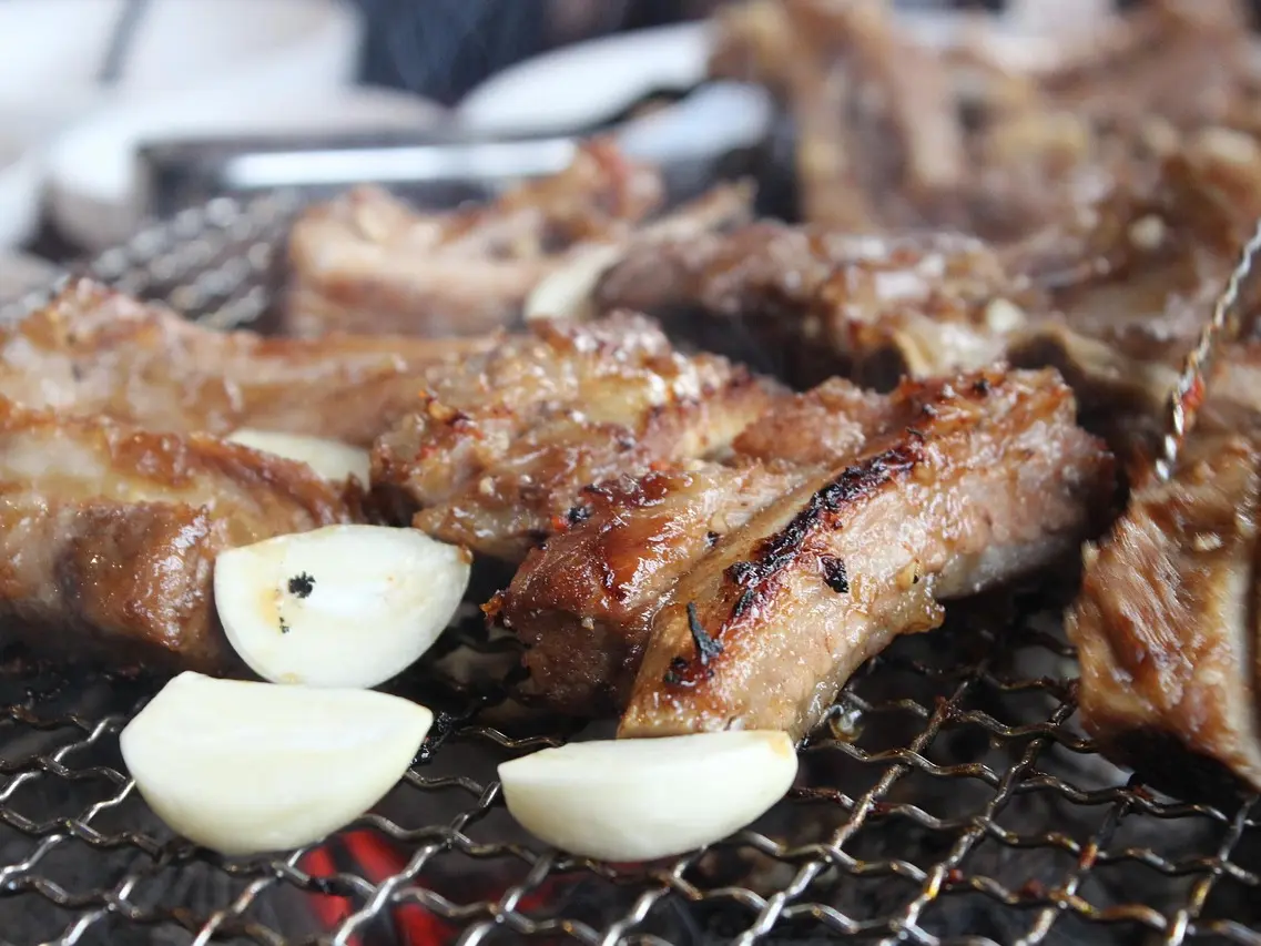 Grillade d'agneau et de porc