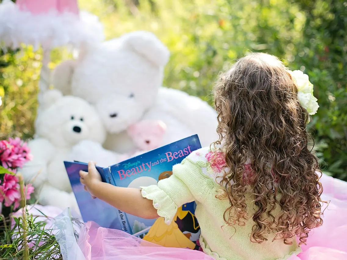 little-girl-reading-912380_1280