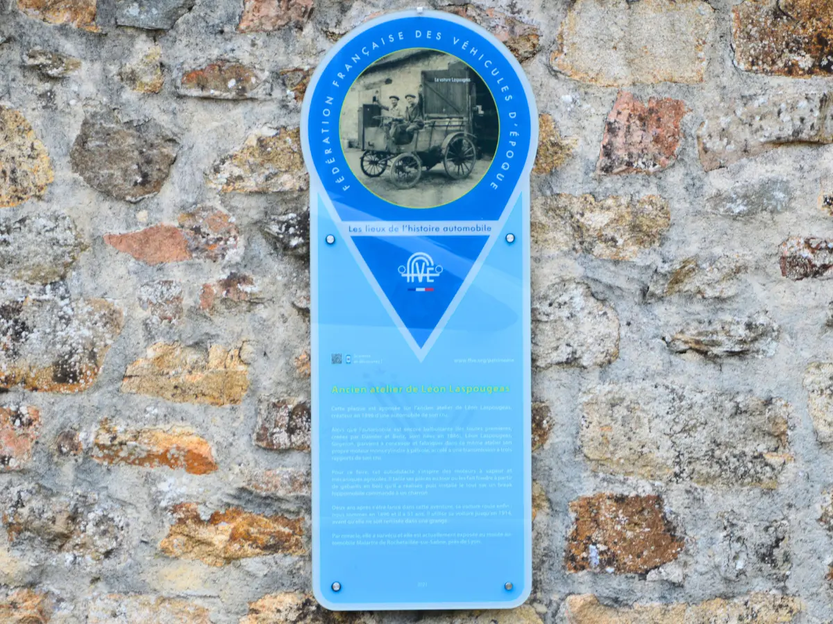 Plaque patrimoniale de l'ancien atelier de Léon Laspougeas - St-Priest-Ligoure