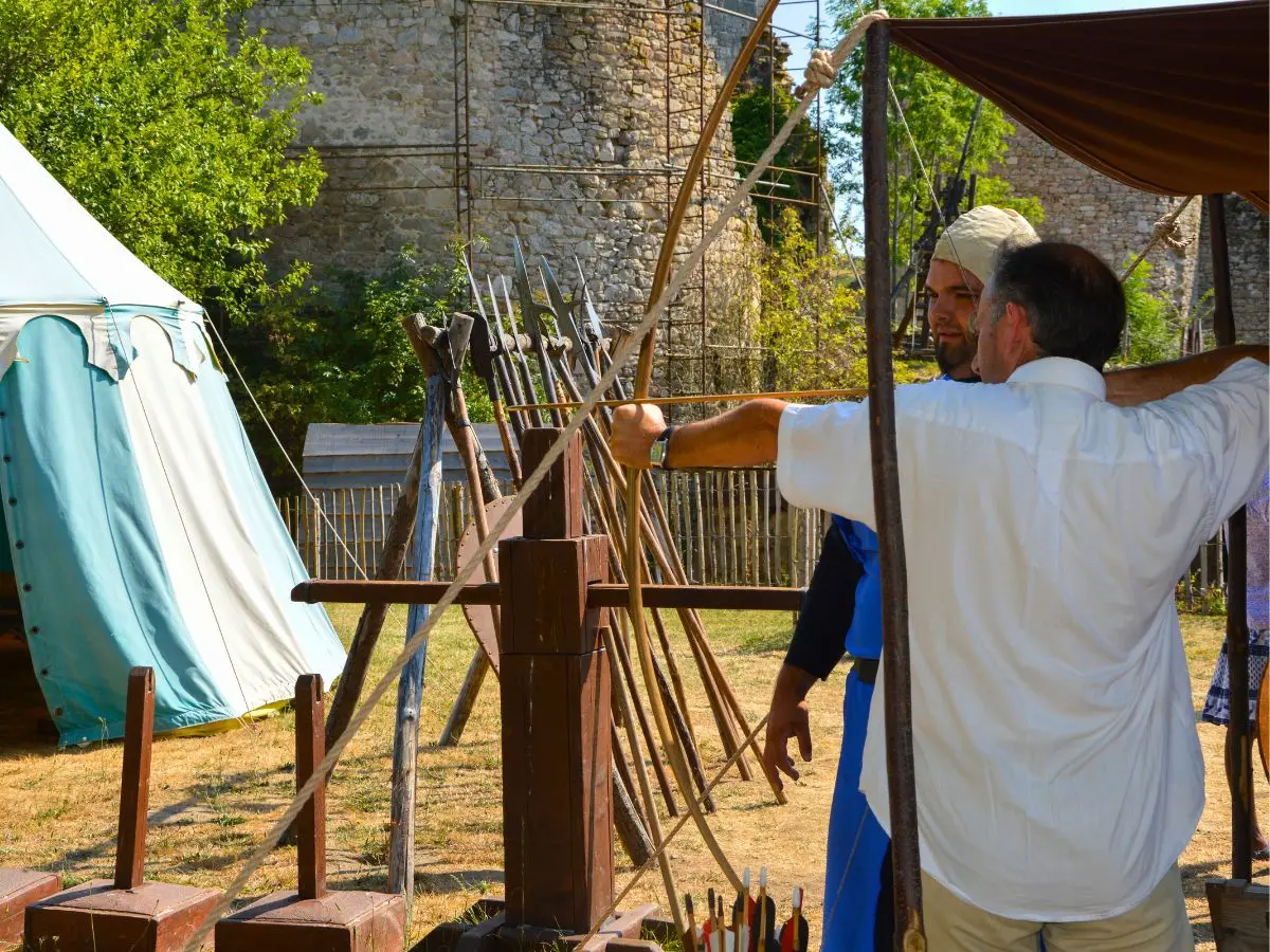 On visite et on joue médiéval - Château de Lastours en Limousin