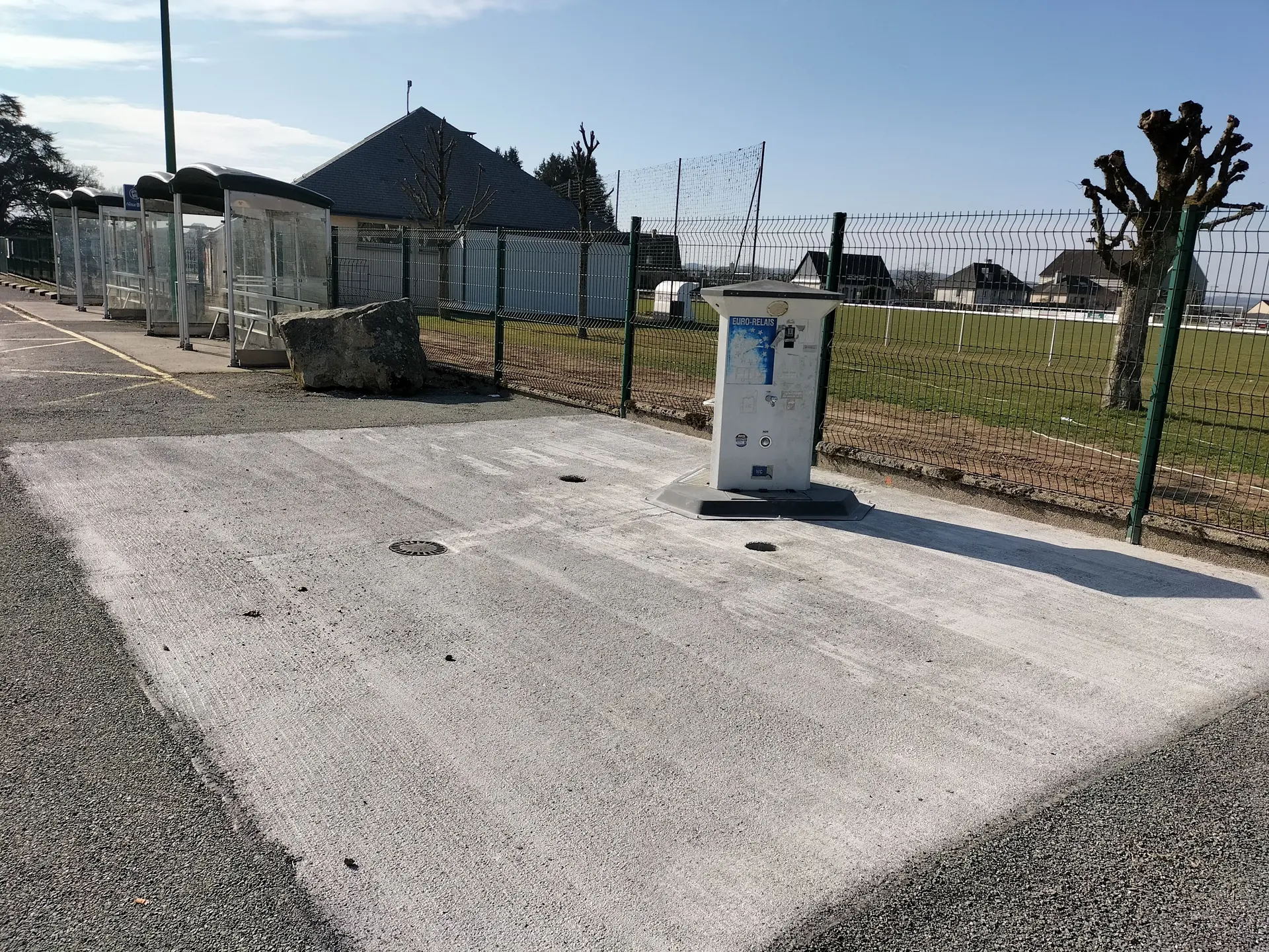 Borne camping car rue du stade.