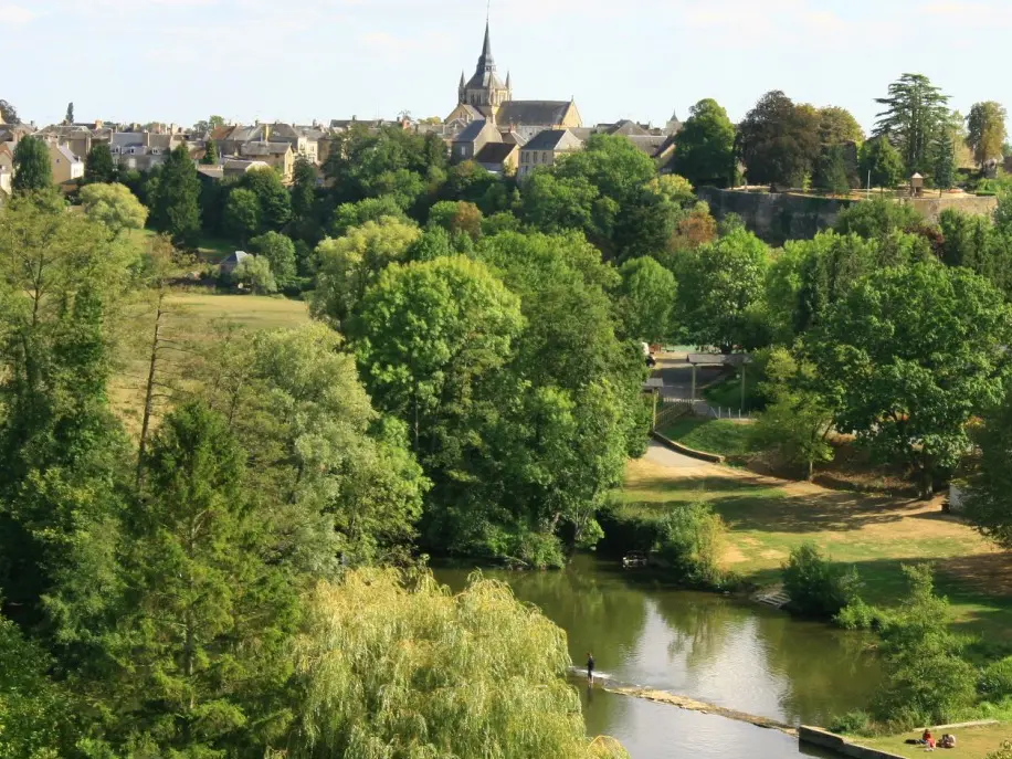 circuit-pedestre-au-detour-d-une-petite-cite-de-caractere-fresnay-sur-sarthe-72-iti-1