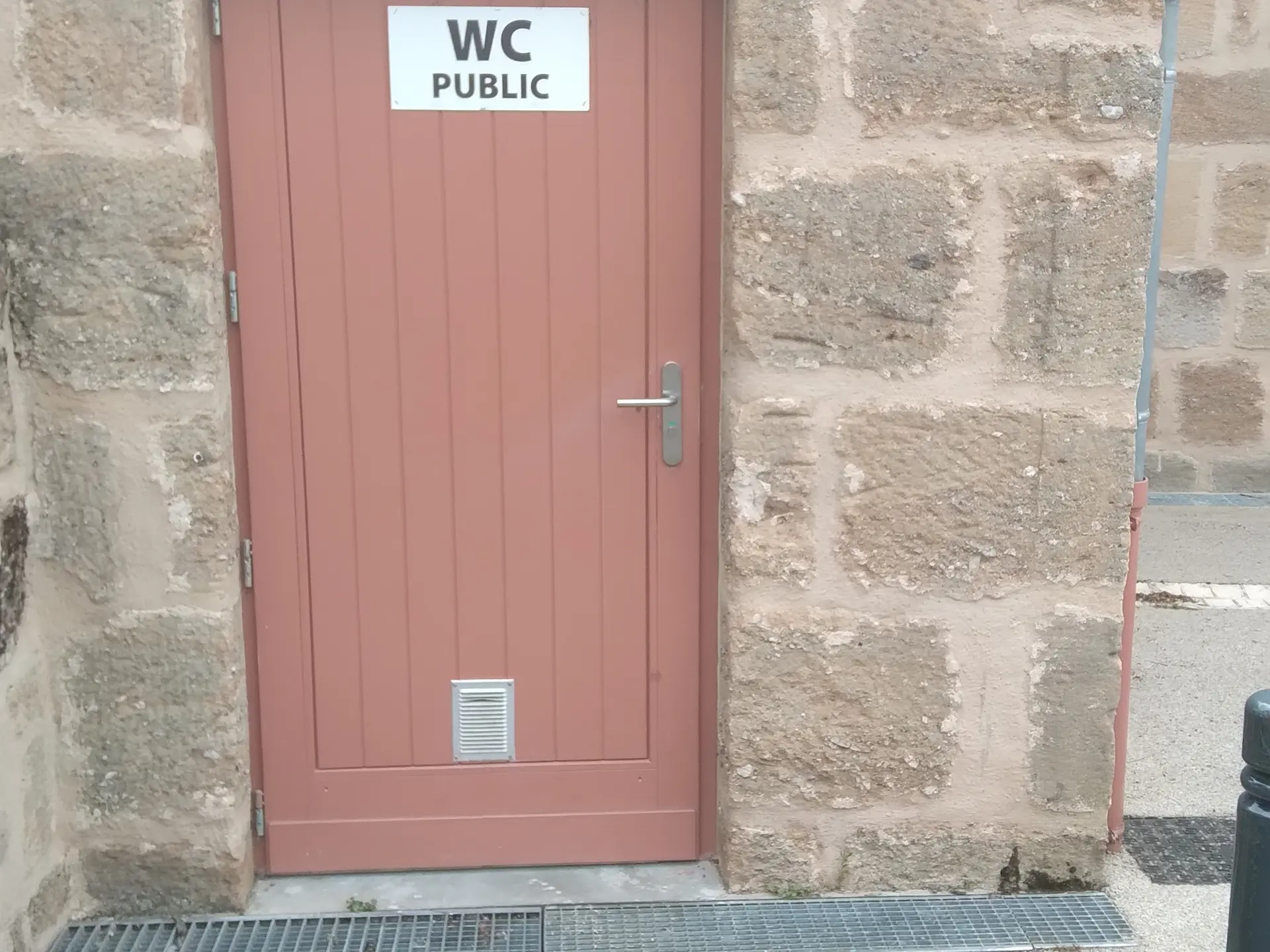 lacapelle_marival_toilettes