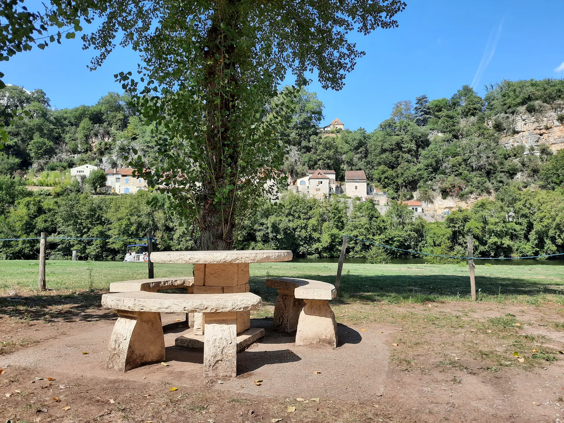 Table à l'aire camping-car Saint Cirq