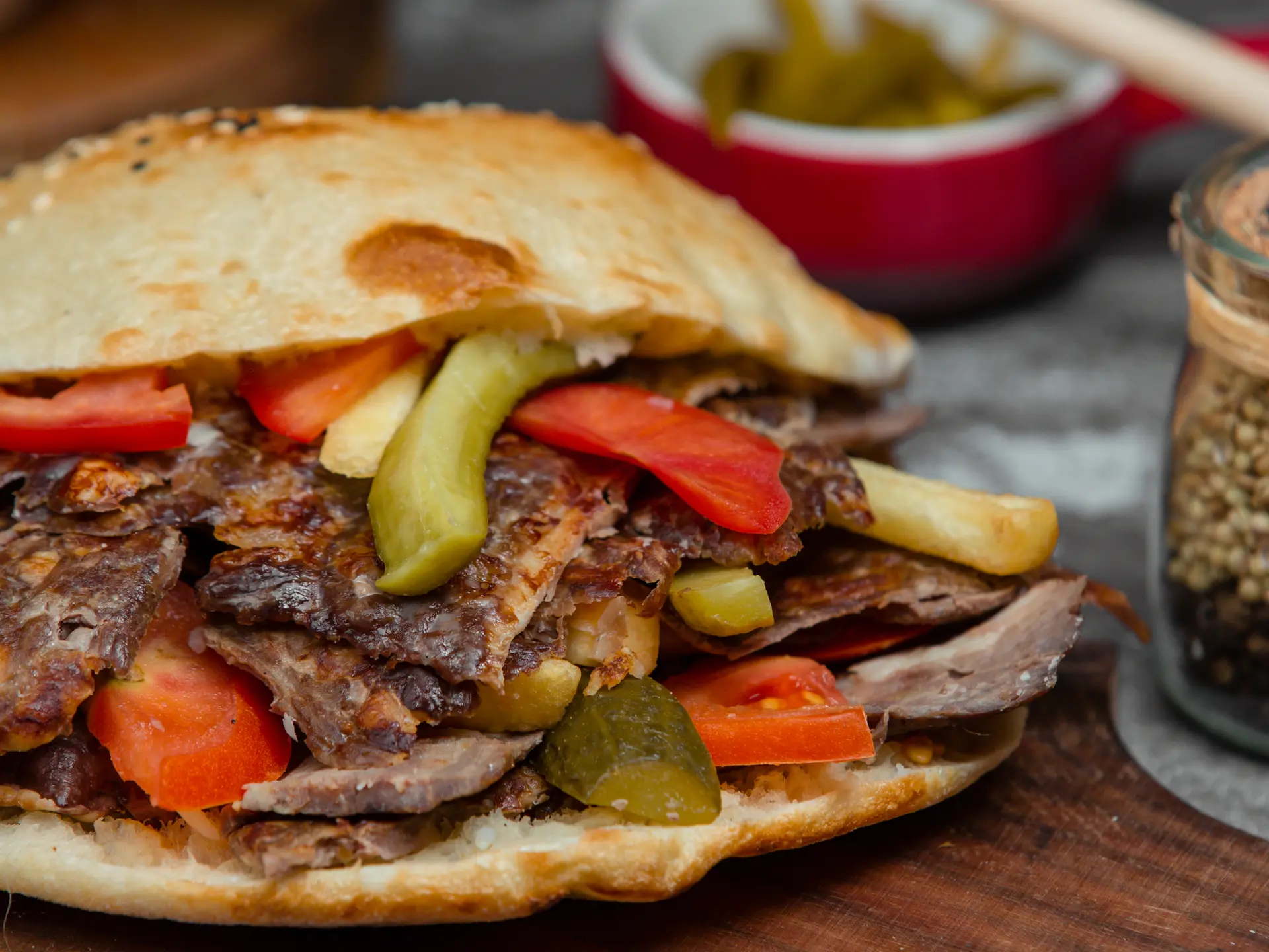 hamburger-a-la-viande-de-kebab-tomate-et-concombre