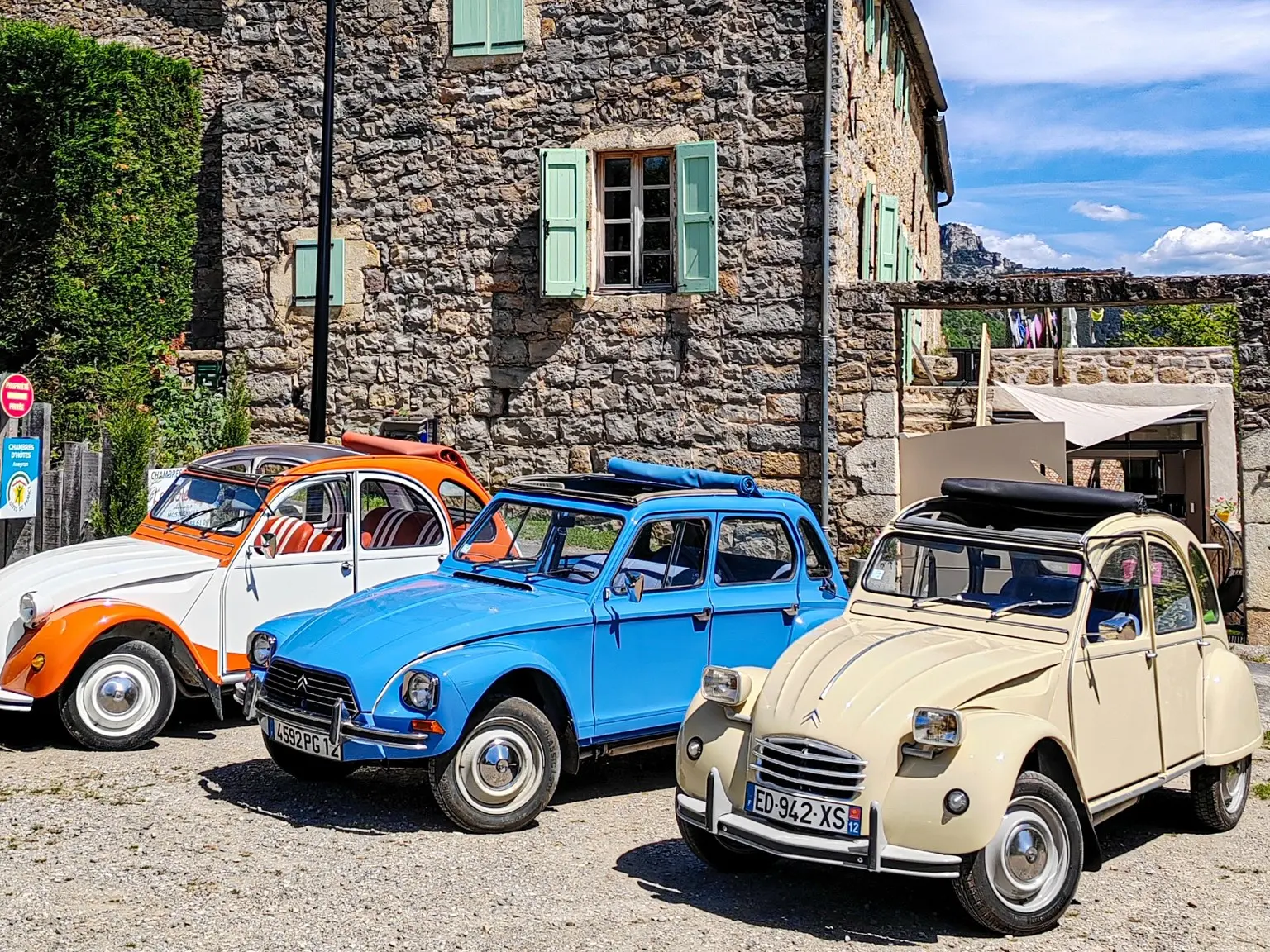 Escapade inoubliable au coeur des Gorges du Tarn a bord de le veritable 2cv .