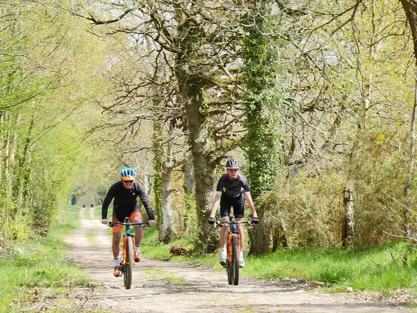velo-les-balcons-de-la-baie-chemins-saint-michel-des-loups_estelle-cohier