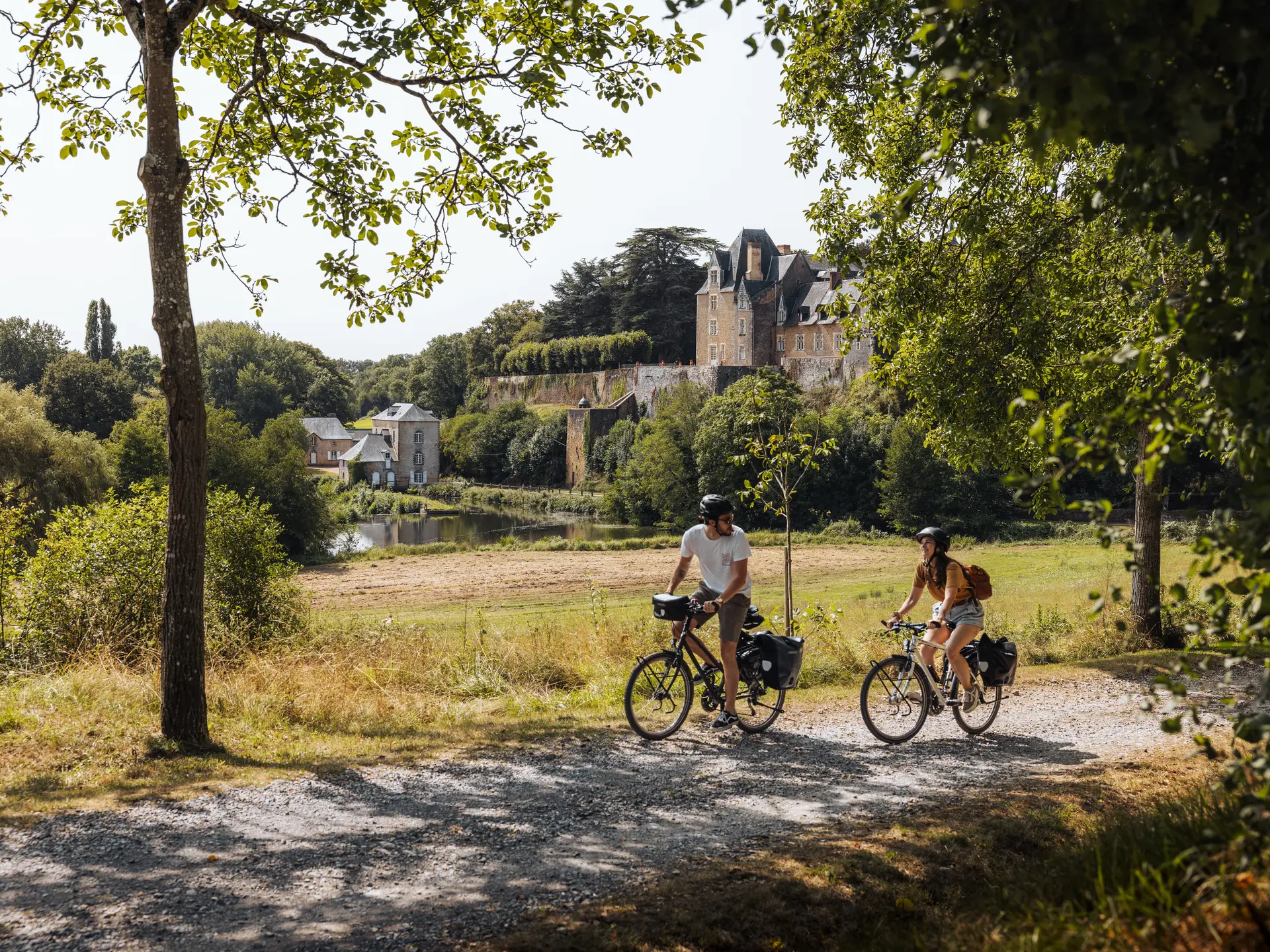 Velo_au_moulin_de_Thevalles_a_Chemere-le-Roi