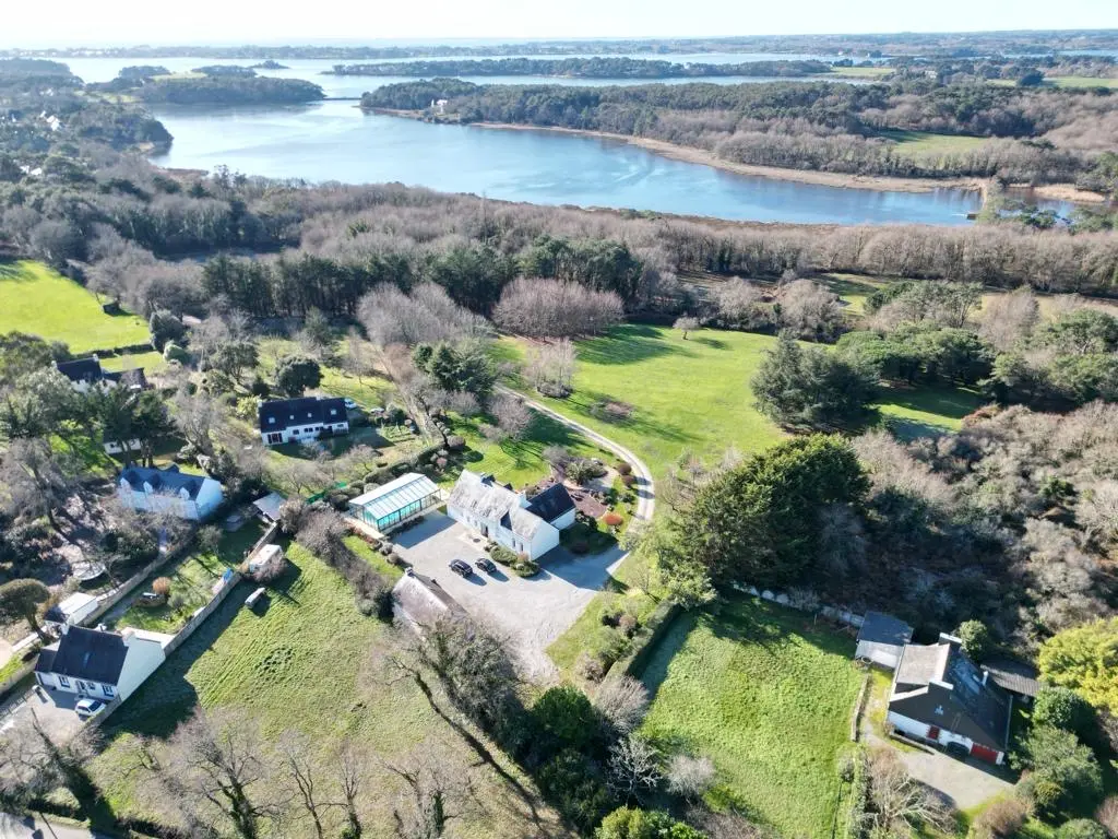 Maison avec piscine au bord du golfe du Morbihan - Etang de Toulvern