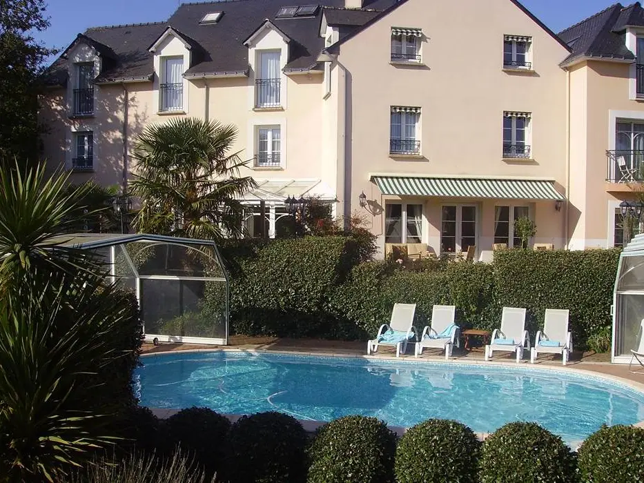 HOTEL LE PARC ER GREO ARRADON GOLFE DU MORBIHAN COTE PISCINE COUVERTE OU DECOUVERTE