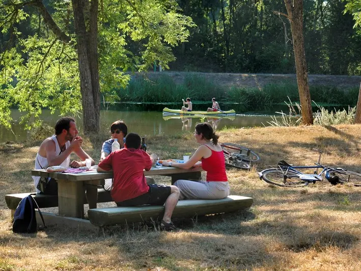 pique_nique au bord du Canal _ Niko_800x533