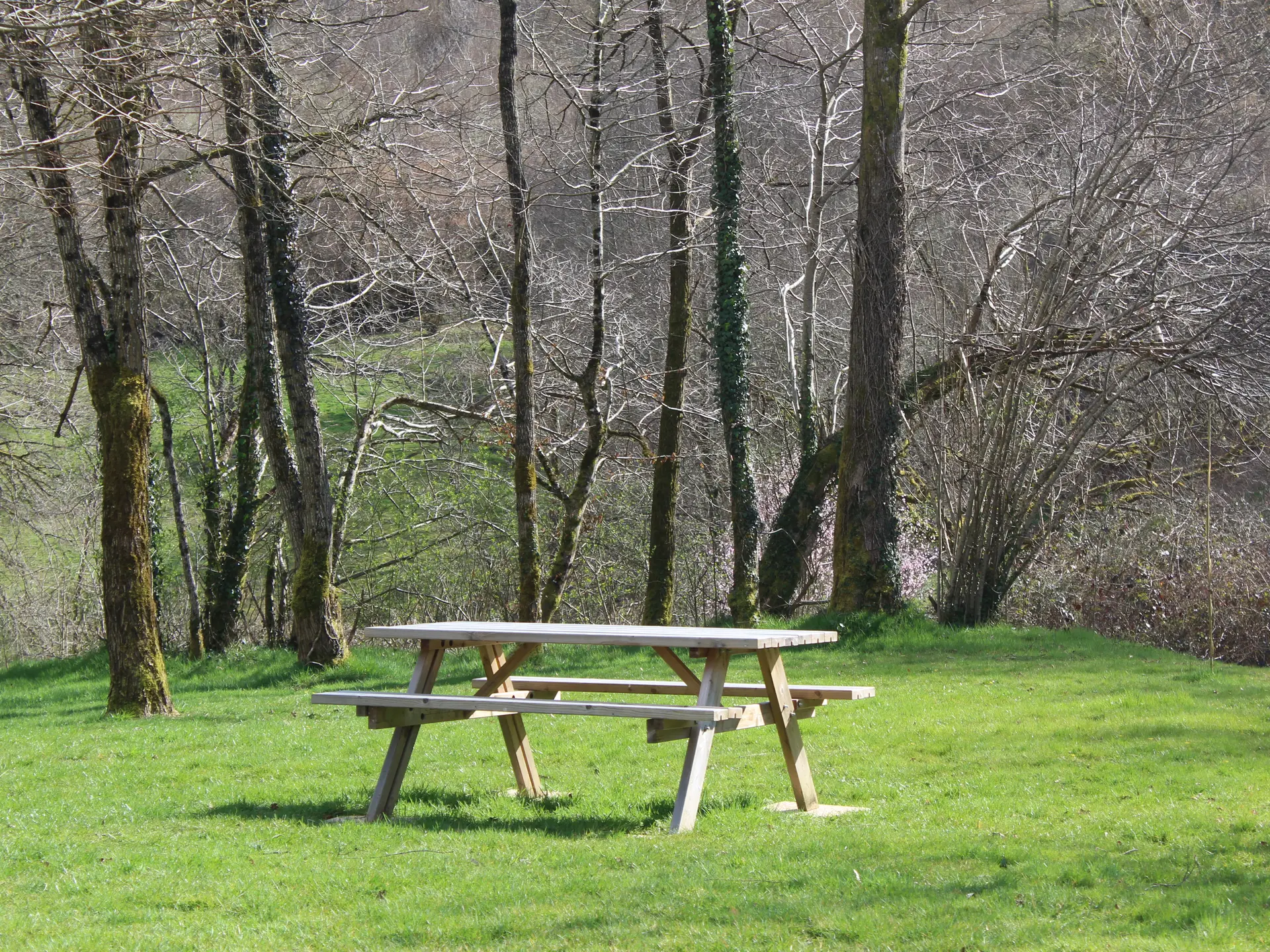 Espartignac - Table de pique nique POC © J Lautrète