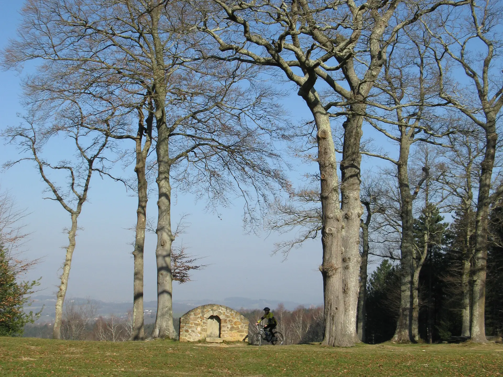 LOURDES-N°4 point d'eau ball trap