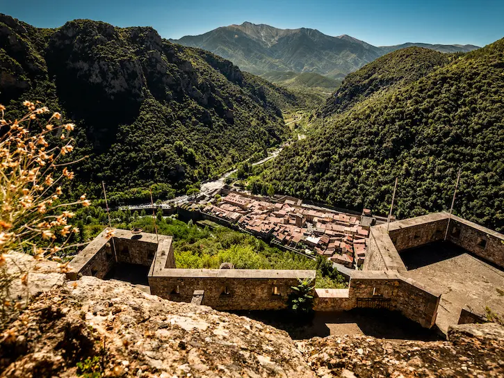 Vue sur le fort et le Canigó